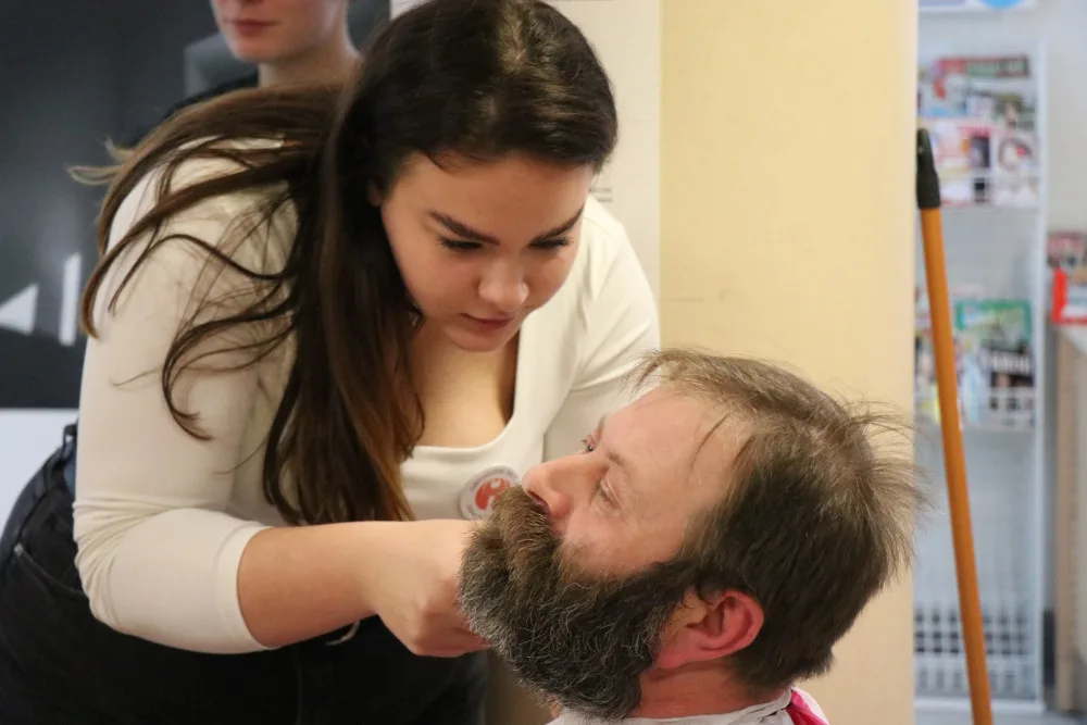 Movember v novoměstské nemocnici. Vousáči v holírně podpoří výzkum a prevenci rakoviny prostaty a varlat
