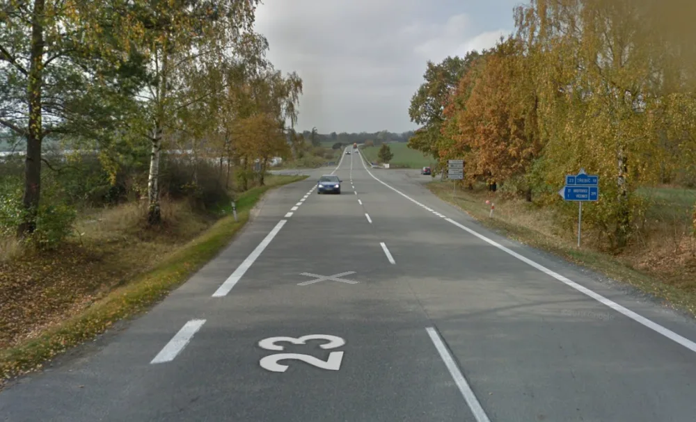 Rizikovou křižovatku u Vícenic čeká úprava. Přibude odbočovací pruh a změní se nejvyšší povolená rychlost