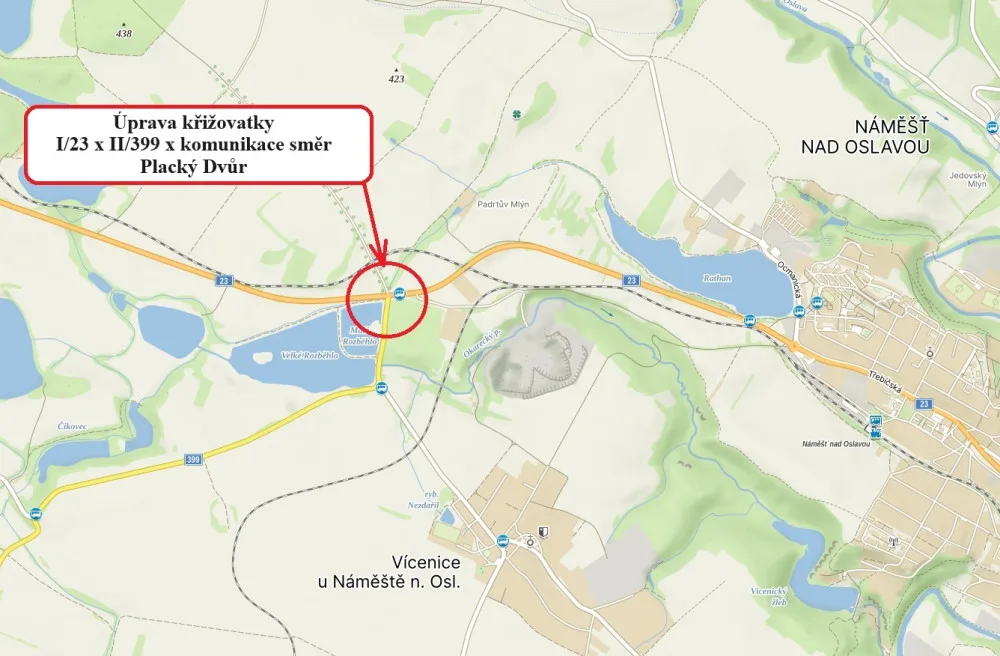 Rizikovou křižovatku u Vícenic čeká úprava. Přibude odbočovací pruh a změní se nejvyšší povolená rychlost
