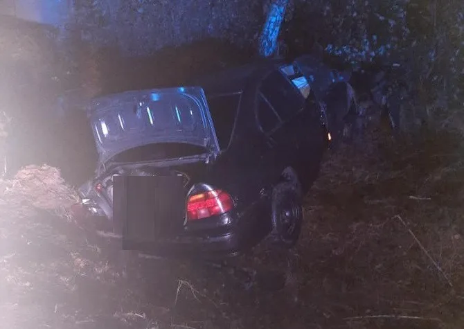 Osmnáctiletý řidič BMW v Dobroníně dostal smyk a skončil v příkopu. Spolujezdce převezli do nemocnice