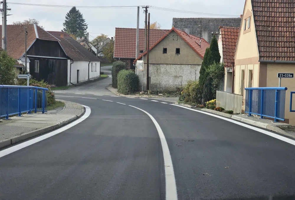Po čtvrt roce už bez objížďky. Silnice mezi Starou Říší a osadou Kasárna je hotová, zítra ji zkusí první řidiči