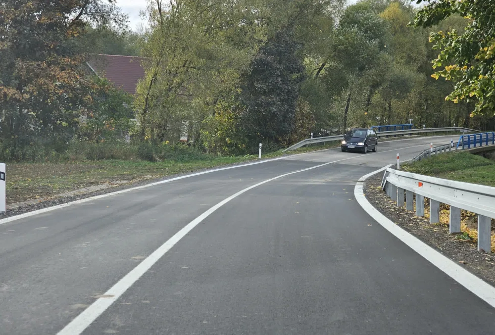 Po čtvrt roce už bez objížďky. Silnice mezi Starou Říší a osadou Kasárna je hotová, zítra ji zkusí první řidiči