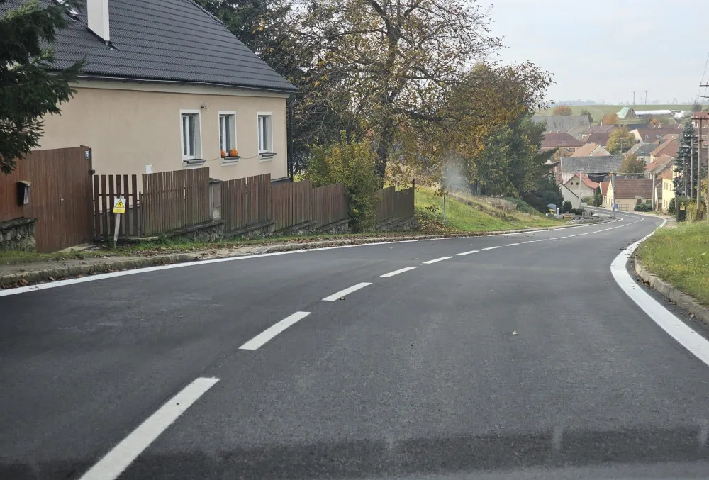 Po čtvrt roce už bez objížďky. Silnice mezi Starou Říší a osadou Kasárna je hotová, zítra ji zkusí první řidiči