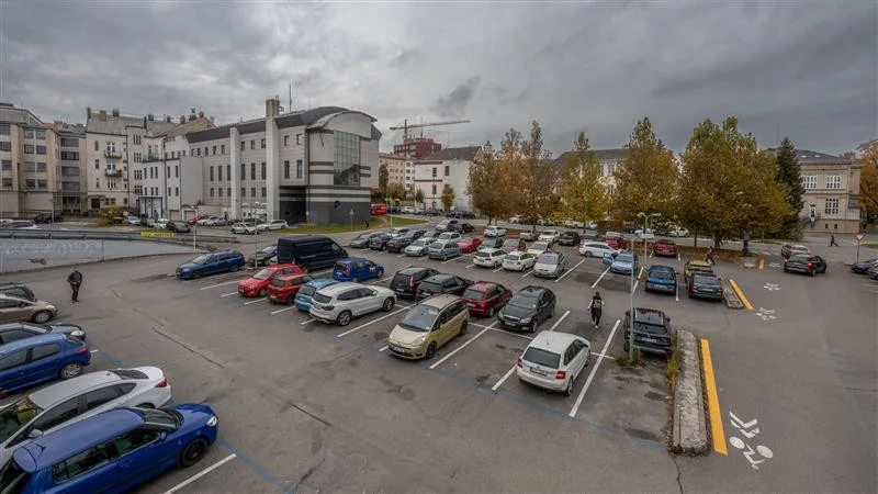Současné parkoviště u obchodního centra Billa