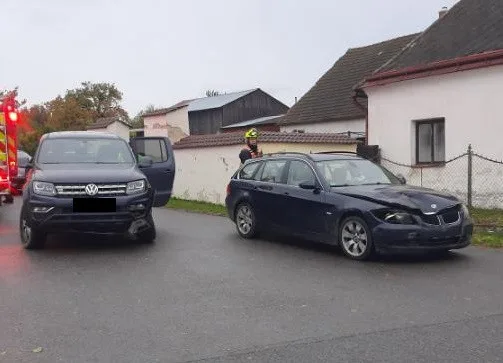 Řidič v Růžené nedal přednost řidičce, co jela po hlavní. Ta spolu se spolujezdcem skončila v nemocnici