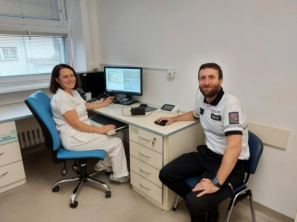 Dálniční policisté z Velkého Beranova hromadně darovali krev. Pro osm z nich to byla premiéra