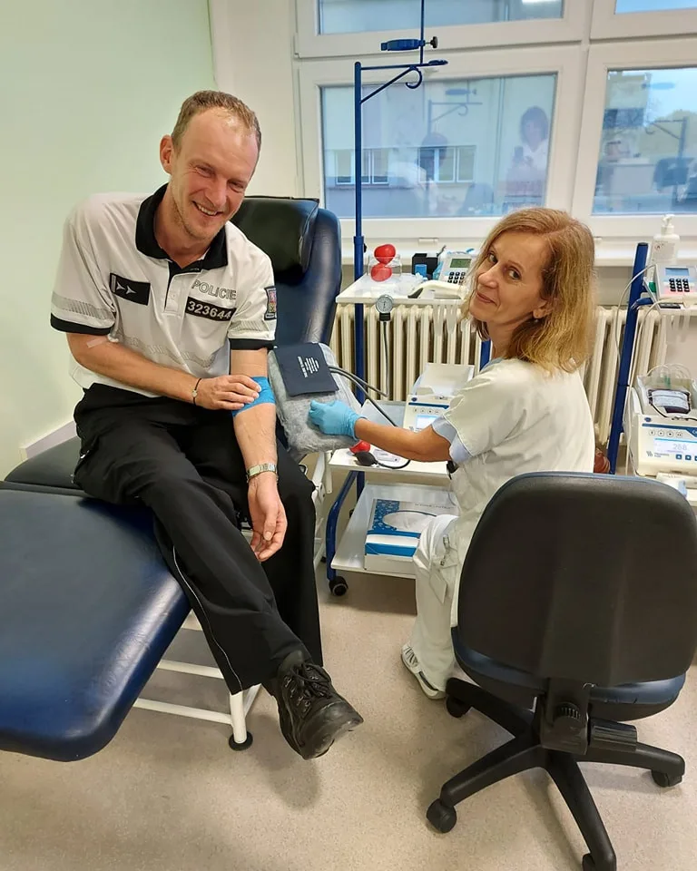 Dálniční policisté z Velkého Beranova hromadně darovali krev. Pro osm z nich to byla premiéra