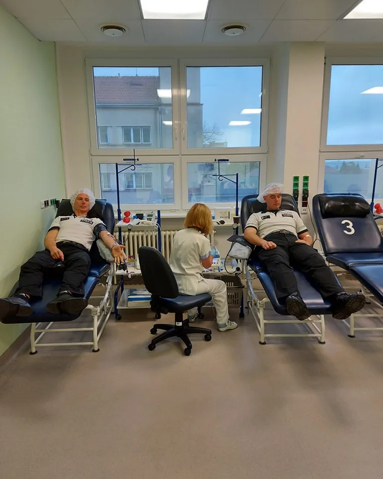Dálniční policisté z Velkého Beranova hromadně darovali krev. Pro osm z nich to byla premiéra