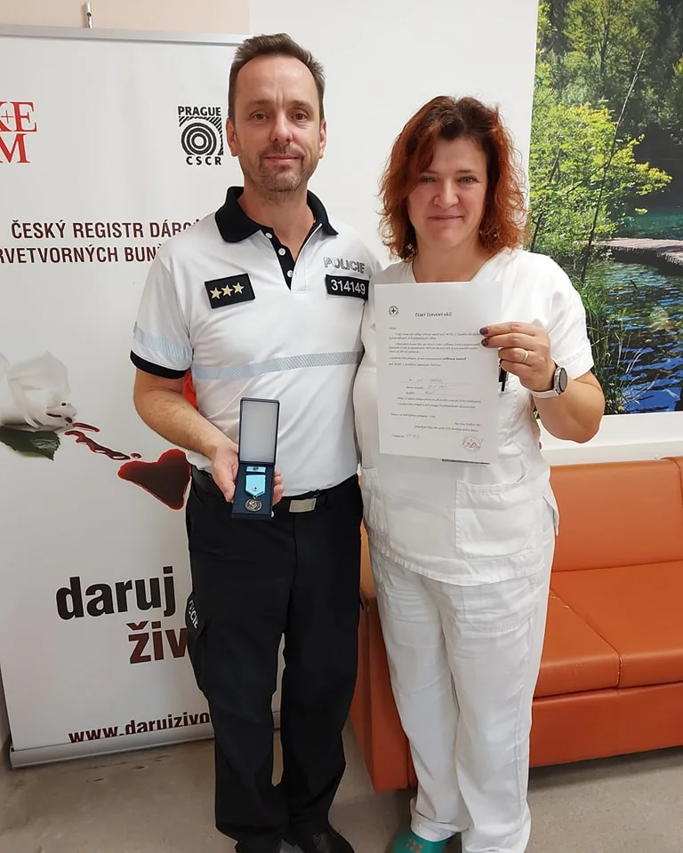 Dálniční policisté z Velkého Beranova hromadně darovali krev. Pro osm z nich to byla premiéra