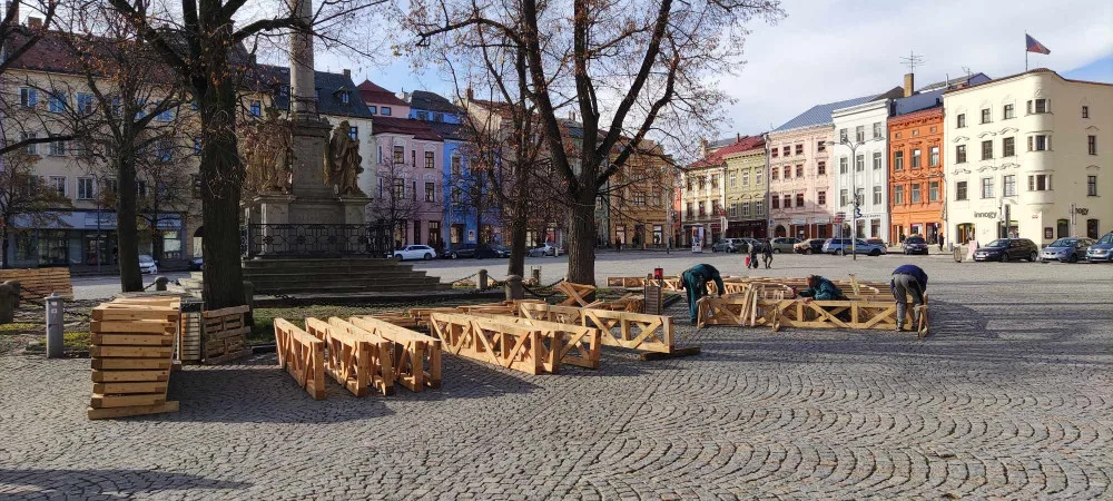 Na Masarykově náměstí už roste konstrukce na kluziště, bruslaři mohou nastoupit od 3. prosince 