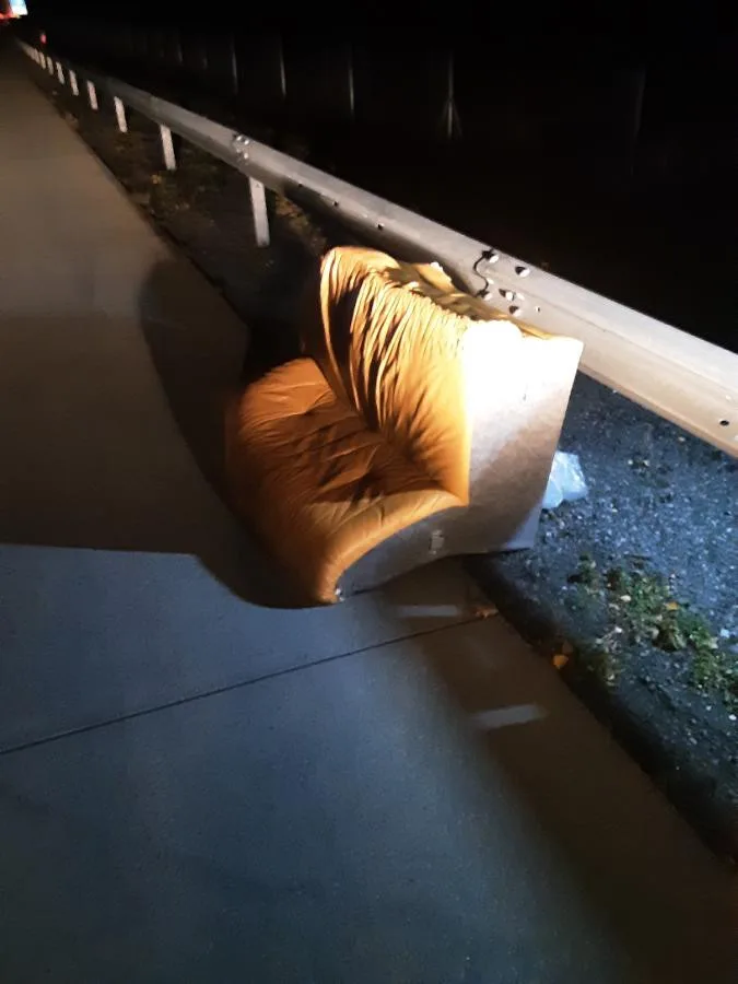 Vezu gauč a teď už ho nemám, řekl muž policii. Sedačku špatně připevnil, na D1 spadla a narazil do ní řidič náklaďáku 