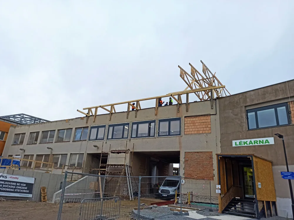 Stavební dělníci v novoměstské nemocnici budují provizorní střechu, aby mohli rozebrat tu stávající