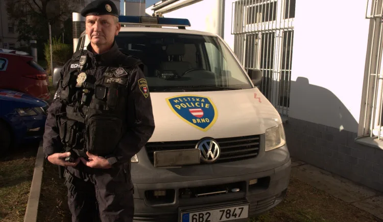Brněnský strážník se na dovolené nachomýtl k nehodě, z převráceného auta zachránil dva lidi