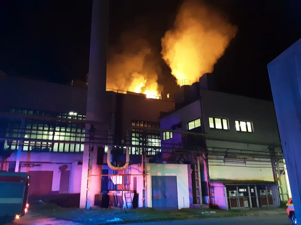 Hasiči zasahují u požáru ve sklárnách ve Světlé nad Sázavou. Vyjely čtyři jednotky