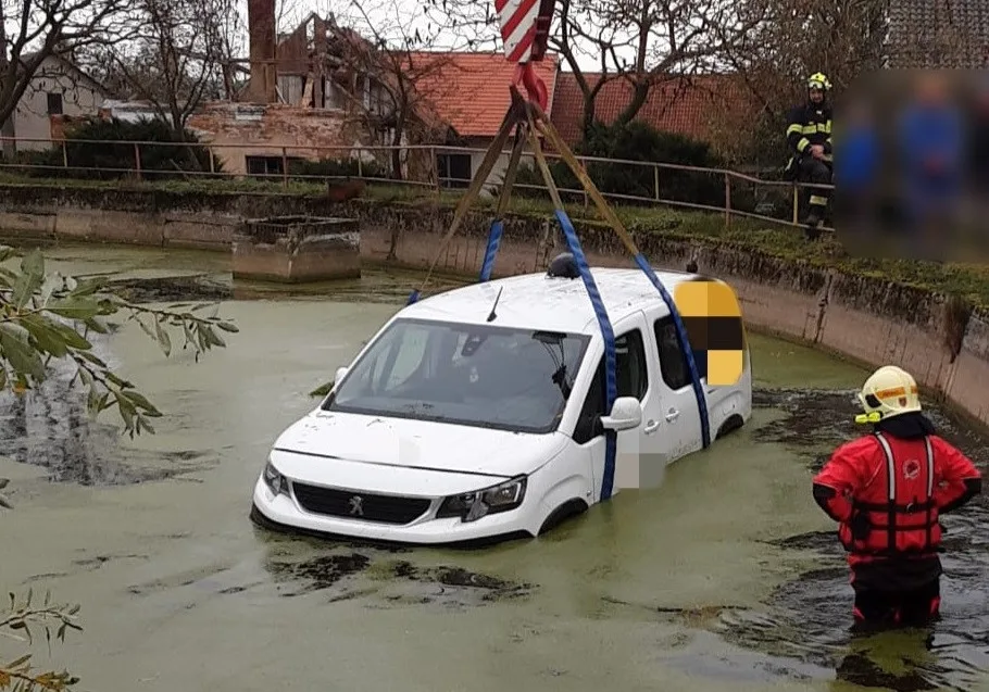 Pár vteřin nepozornosti. Řidička v kopci nezajistila auto, to narazilo do hráze a sjelo do rybníka
