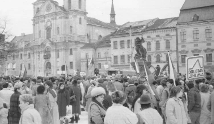 Revoluční plamen se v roce 1989 v Jihlavě rozhořel o týden později než v Praze. Hlavními lídry byli vysokoškoláci