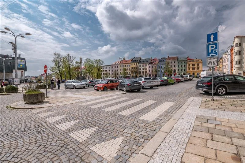 Na třech parkovištích v centru se dá v neděli dopoledne parkovat bezplatně. Přednost mají imobilní věřící
