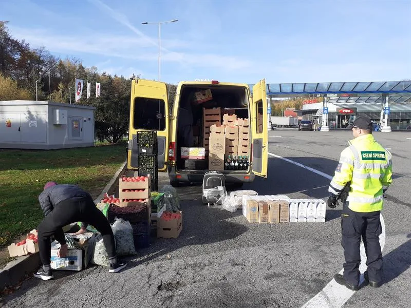 Perný den vysočinských celníků: Odhalili stovky litrů ilegálně převáženého alkoholu nebo načerno pracující Ukrajince