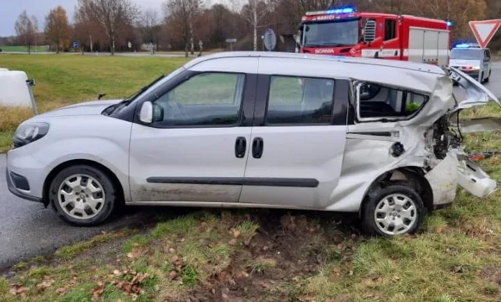 U Vokova se srazilo auto s vlakem, nikdo se nezranil. Provoz na trati stojí