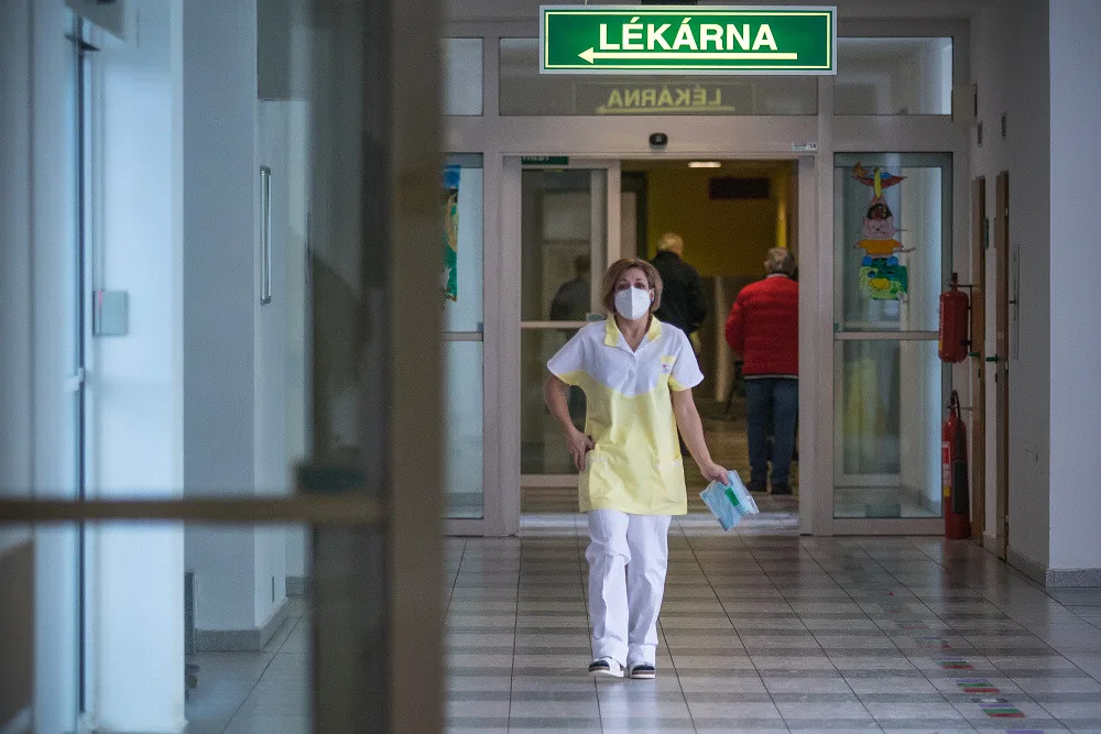 Nemocnice v Pelhřimově od středy omezí návštěvy. Lidem doporučuje nosit roušku nebo respirátor