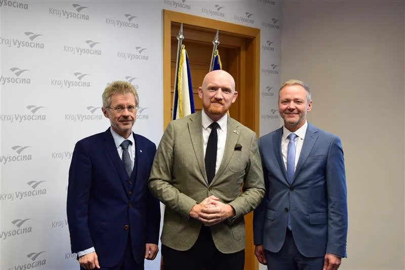 Do Jihlavy zavítal britský velvyslanec Matt Field. Diskutoval s krajskými zastupiteli, pak navštívil gymnázium