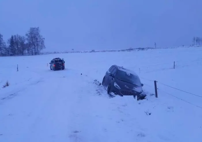 Policisty hned ráno zaměstnala nehoda na silnici mezi obcemi Černovice a Střítež na Pelhřimovsku. Tento incident se naštěstí obešel bez zranění.