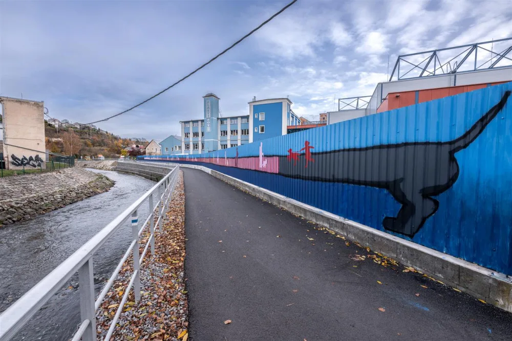 Nekonečný jezevčík, co mění barvy. Studenti v Jihlavě v mrazu namalovali další mural art