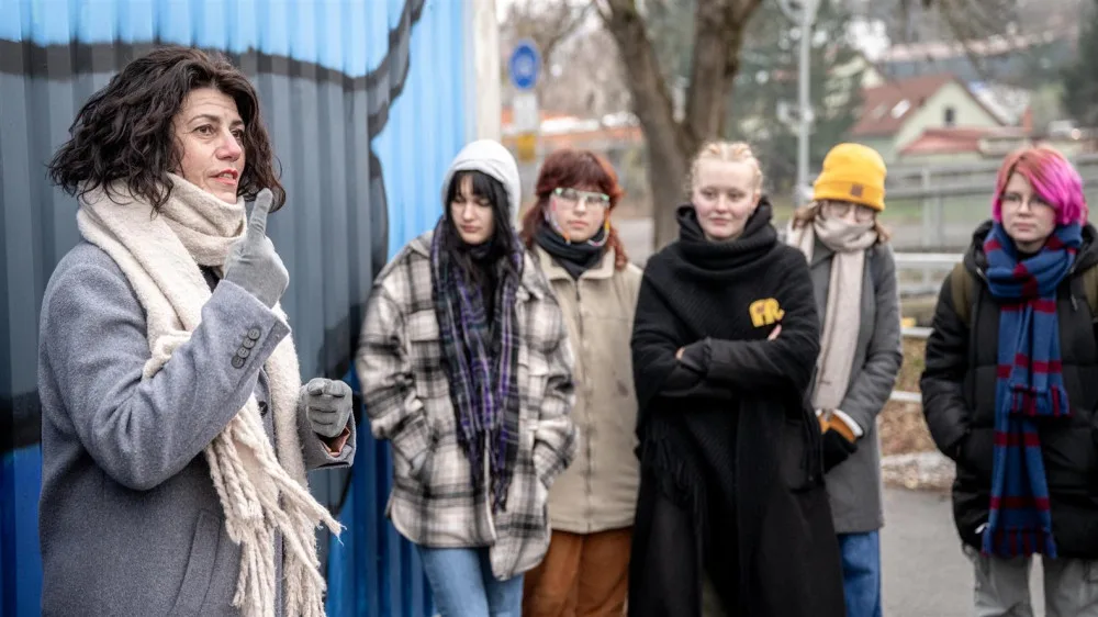 FOTO: Nekonečný jezevčík, co mění barvy. Studenti v Jihlavě v mrazu namalovali další mural art