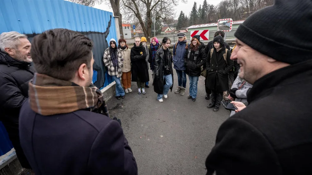 FOTO: Nekonečný jezevčík, co mění barvy. Studenti v Jihlavě v mrazu namalovali další mural art