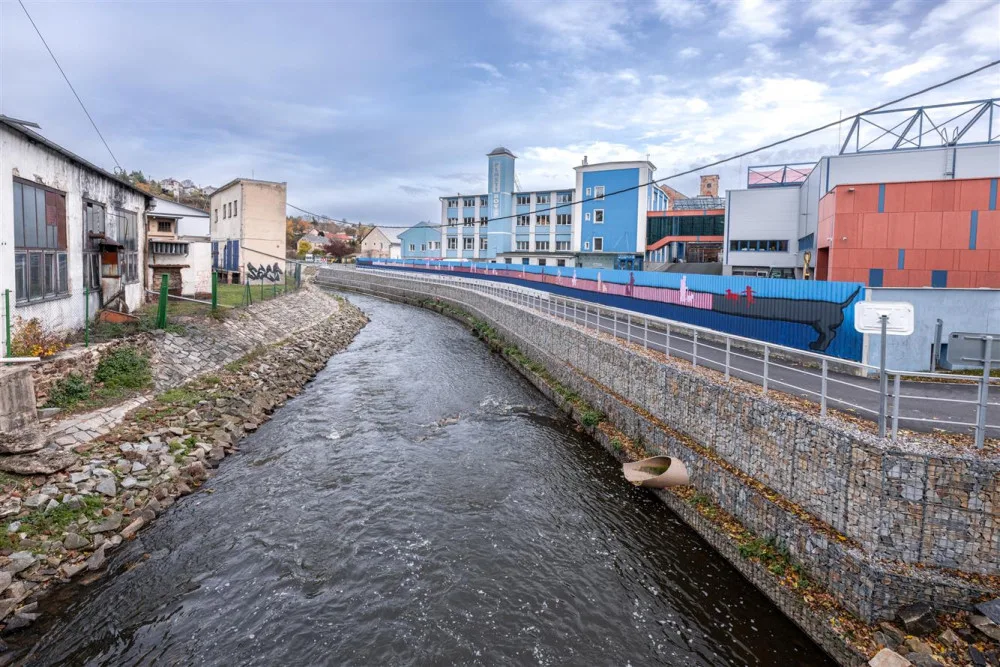 FOTO: Nekonečný jezevčík, co mění barvy. Studenti v Jihlavě v mrazu namalovali další mural art