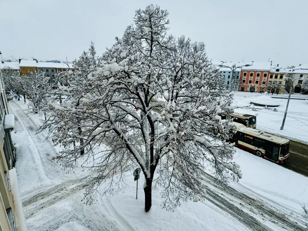 V Jihlavě napadlo až půl metru sněhu, prioritu při prohrnování mají hlavní tahy. MHD zatím bez velkého zpoždění