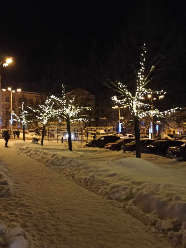 FOTO: Do Jihlavy dorazil advent, rozsvítil se vánoční stromeček. Na náměstí je opět ledový ovál a nově i vyhlídkové kolo