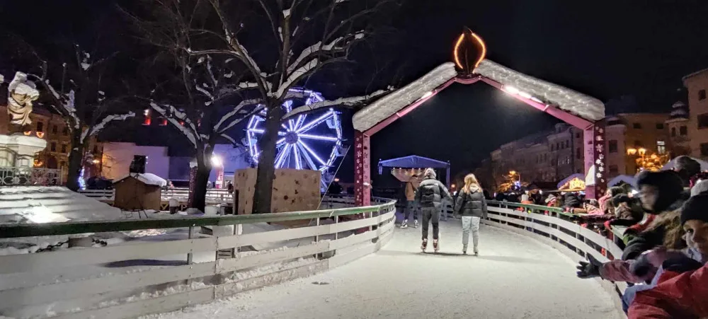 FOTO: Do Jihlavy dorazil advent, rozsvítil se vánoční stromeček. Na náměstí je opět ledový ovál a nově i vyhlídkové kolo
