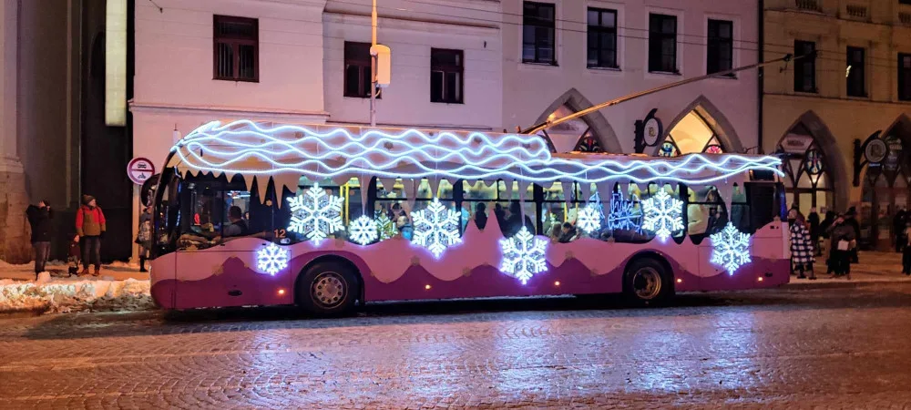 FOTO: Do Jihlavy dorazil advent, rozsvítil se vánoční stromeček. Na náměstí je opět ledový ovál a nově i vyhlídkové kolo