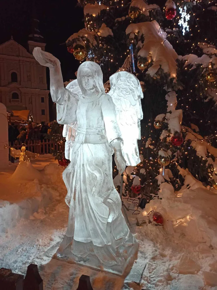 FOTO: Do Jihlavy dorazil advent, rozsvítil se vánoční stromeček. Na náměstí je opět ledový ovál a nově i vyhlídkové kolo