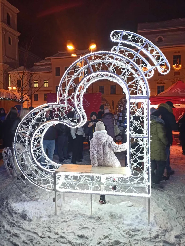 FOTO: Do Jihlavy dorazil advent, rozsvítil se vánoční stromeček. Na náměstí je opět ledový ovál a nově i vyhlídkové kolo