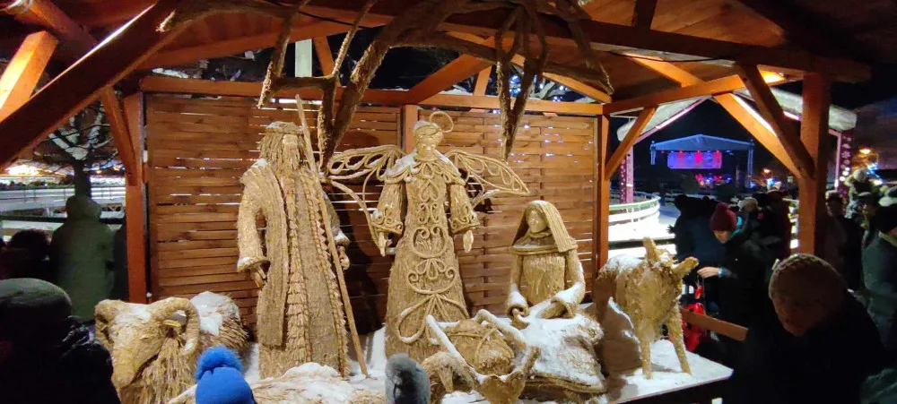 FOTO: Do Jihlavy dorazil advent, rozsvítil se vánoční stromeček. Na náměstí je opět ledový ovál a nově i vyhlídkové kolo
