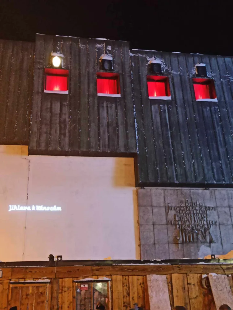 FOTO: Do Jihlavy dorazil advent, rozsvítil se vánoční stromeček. Na náměstí je opět ledový ovál a nově i vyhlídkové kolo