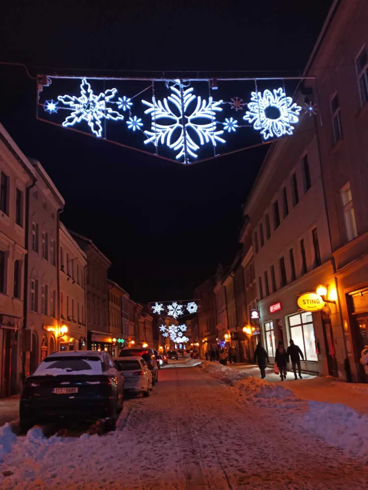 FOTO: Do Jihlavy dorazil advent, rozsvítil se vánoční stromeček. Na náměstí je opět ledový ovál a nově i vyhlídkové kolo