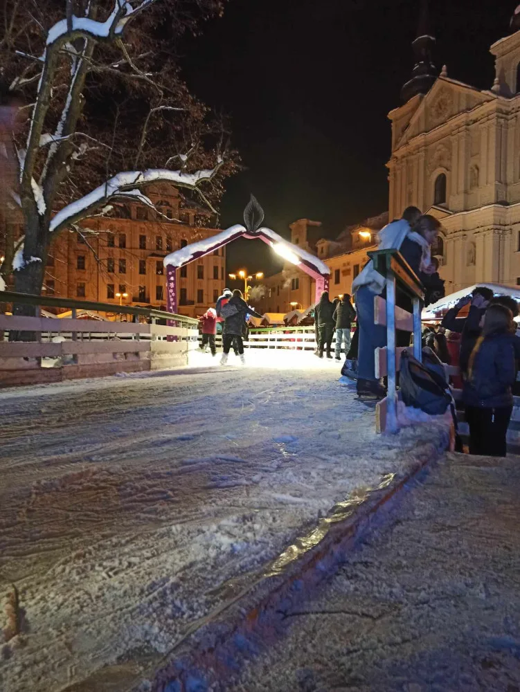 FOTO: Do Jihlavy dorazil advent, rozsvítil se vánoční stromeček. Na náměstí je opět ledový ovál a nově i vyhlídkové kolo