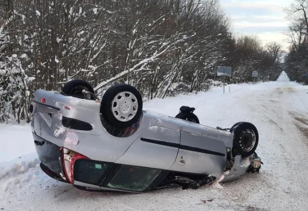 Řidič se svým autem skončil v příkopu, pak na střeše. Zdravotníci ho transportovali do nemocnice
