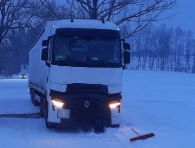 Uvízlý kamion na silnici u obce Štoky na Havlíčkobrodsku