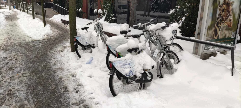 Sdílená kola na stanovišti u Cityparku