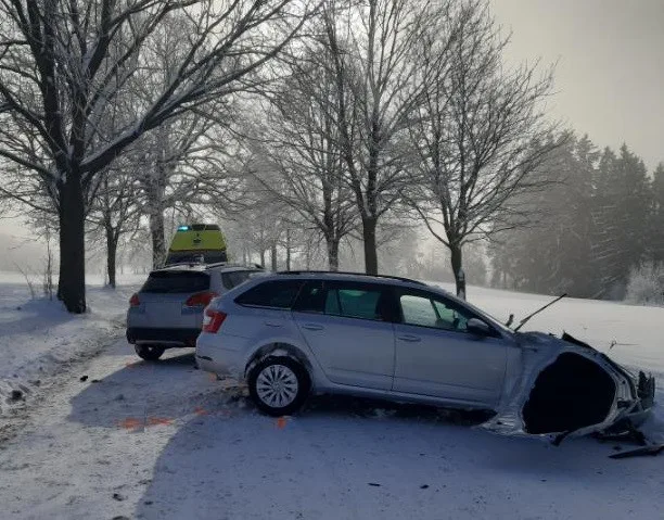 Řidič dostal v zatáčce smyk a narazil do auta v protisměru. Dva lidé se zranili, škoda je 400 tisíc 