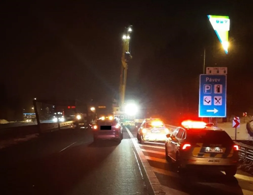 Řidič vezl po D1 železnou lávku a nevešel se pod most. Lávka se utrhla z přívěsu a zůstala ležet v levém pruhu