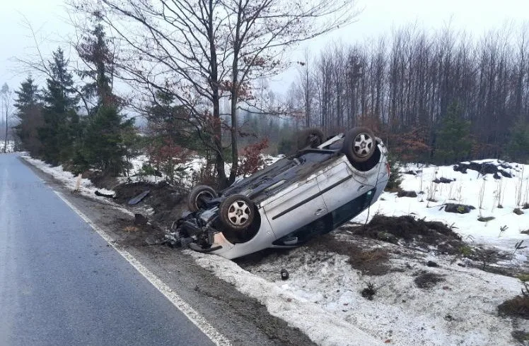Incident v Bílém Kameni. Řidička v osobáku skončila v příkopu a pak na střeše, do péče si ji převzali lékaři