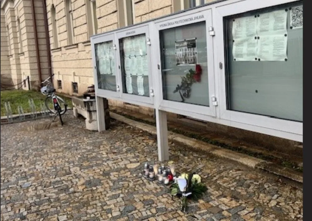 Vysoká škola polytechnická v Jihlavě zřídila pietní místo k uctění obětí čtvrteční střelby