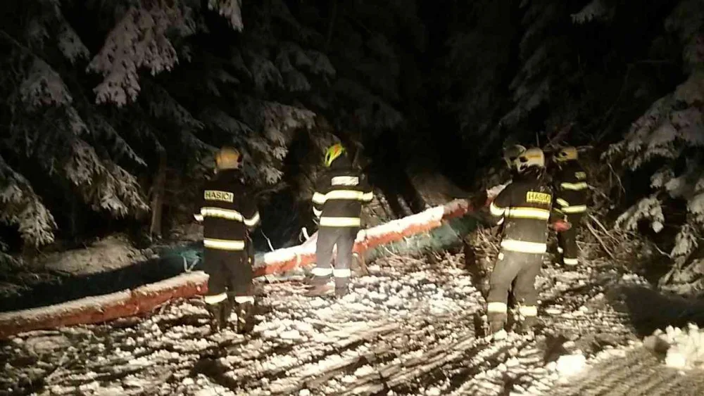Hasiče a policisty zaměstnávají popadané stromy a nehody. Od půlnoci se stalo skoro 50 nehod