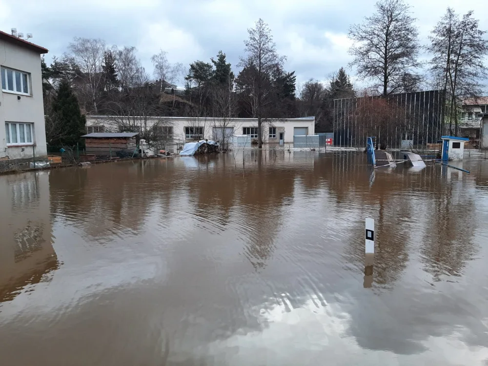 Dobronín na Jihlavsku, kde se rozvodnil Zlatý potok