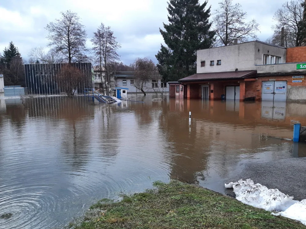 Štědrý den očima hasičů: Popadané stromy, požár ze svíček, zatopené sklepy, povodeň v Dobroníně